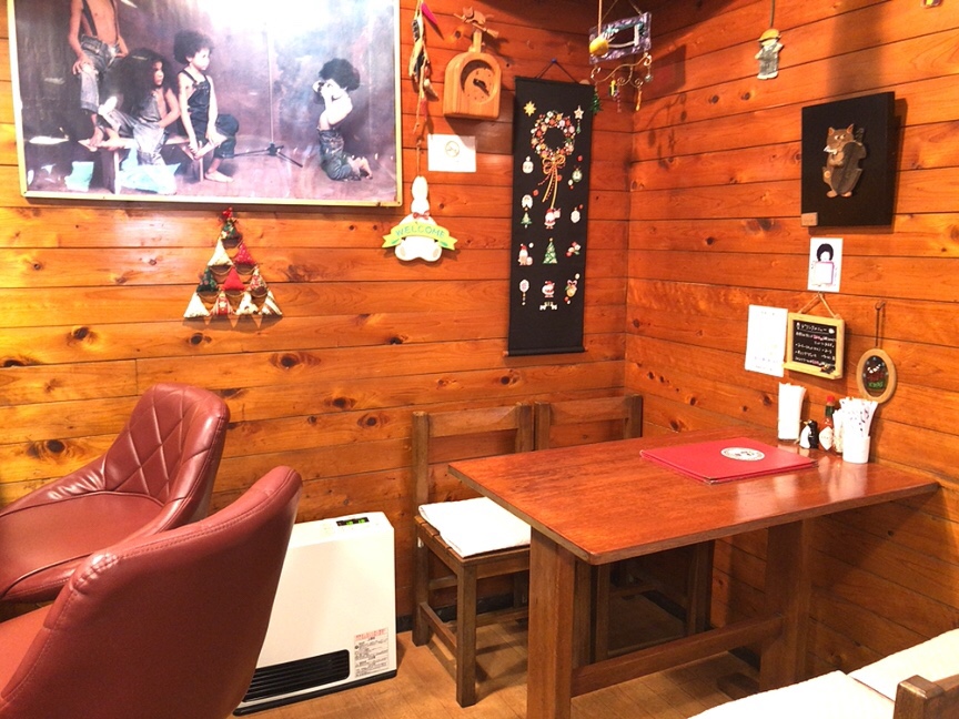 長崎の老舗洋食屋『コロッケ』　内装　カウンターとテーブル
