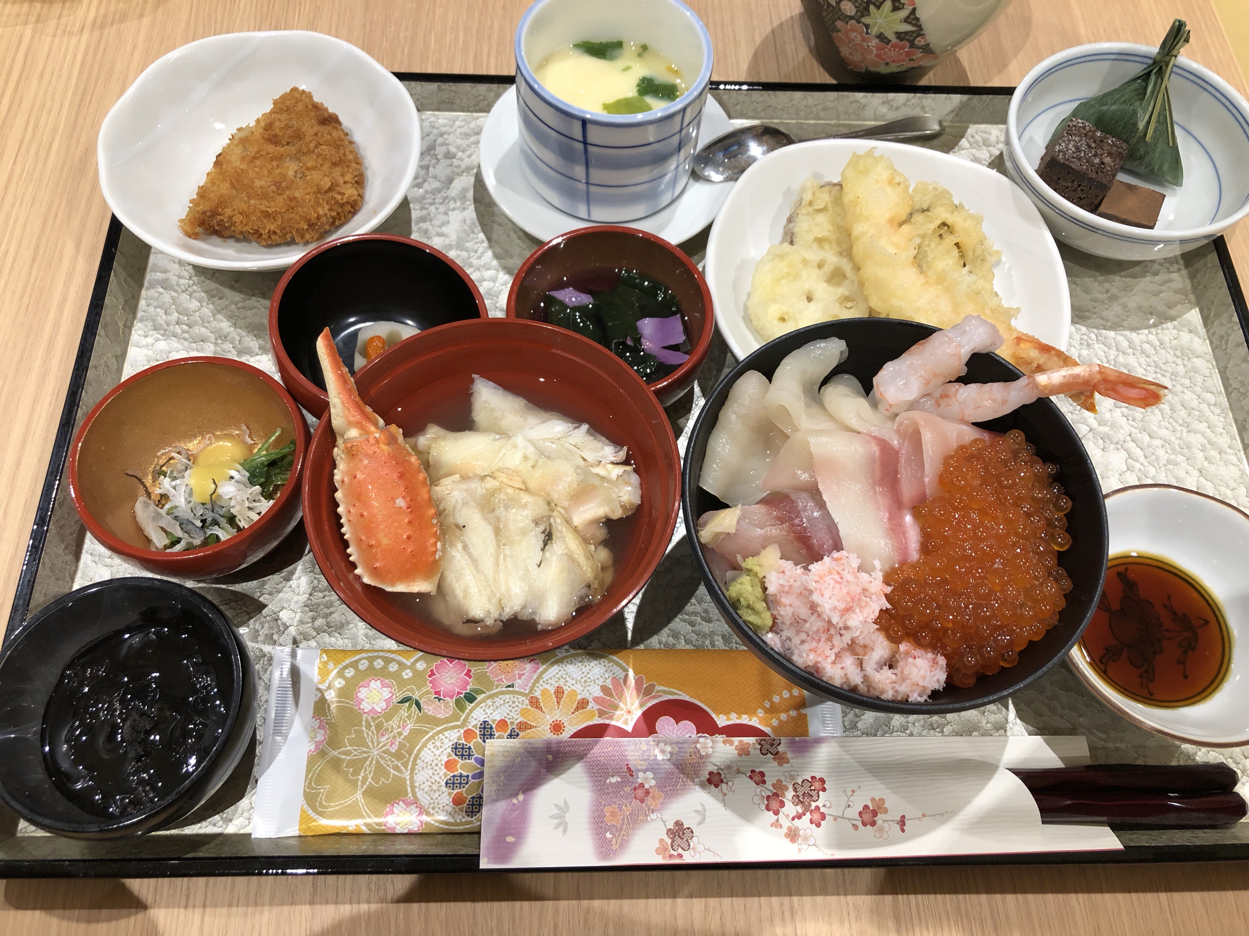 天然温泉 加賀の宝泉 御宿 野乃金沢　朝食バイキング　海鮮丼とカニ汁、金沢の美味しいもの