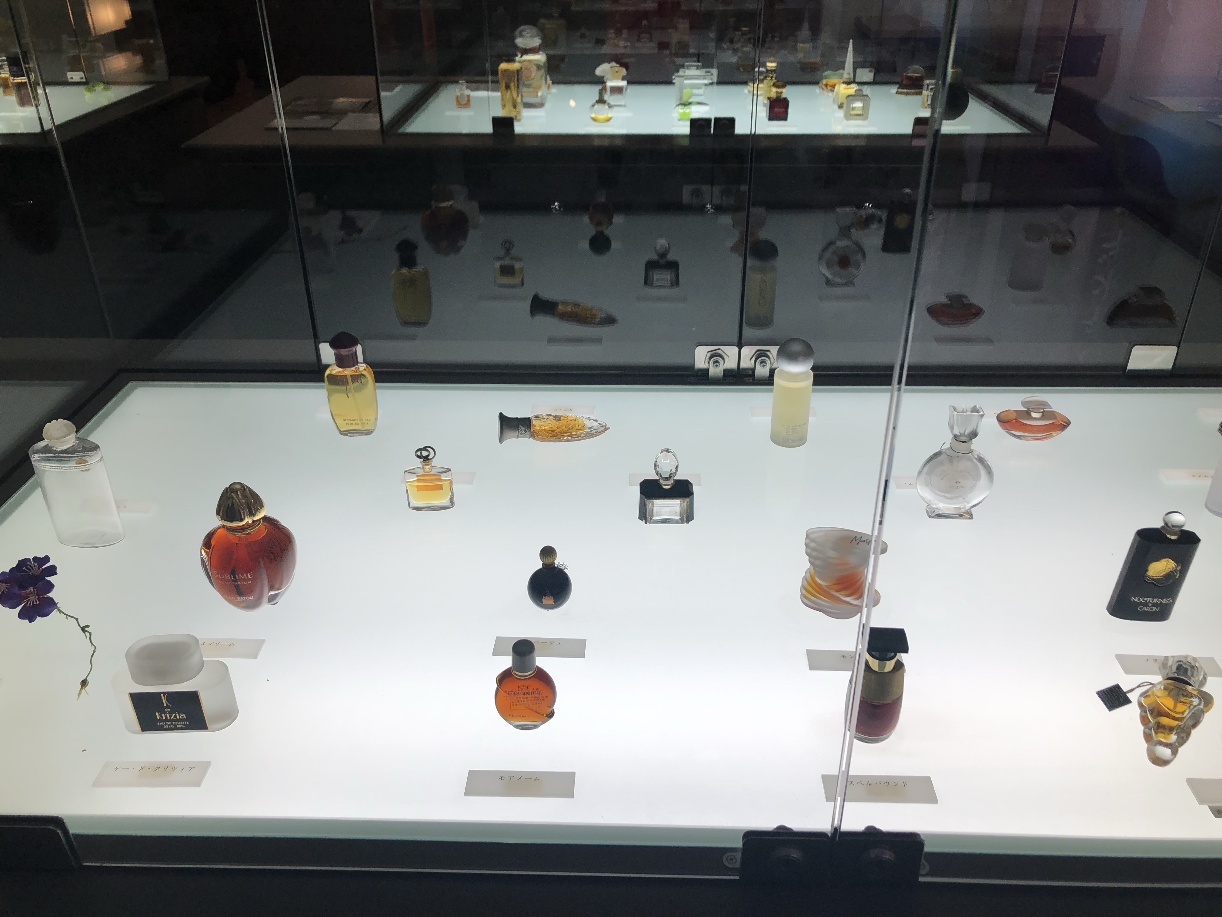 大分香りの森博物館 1階常設展 有名ブランドの香水瓶
